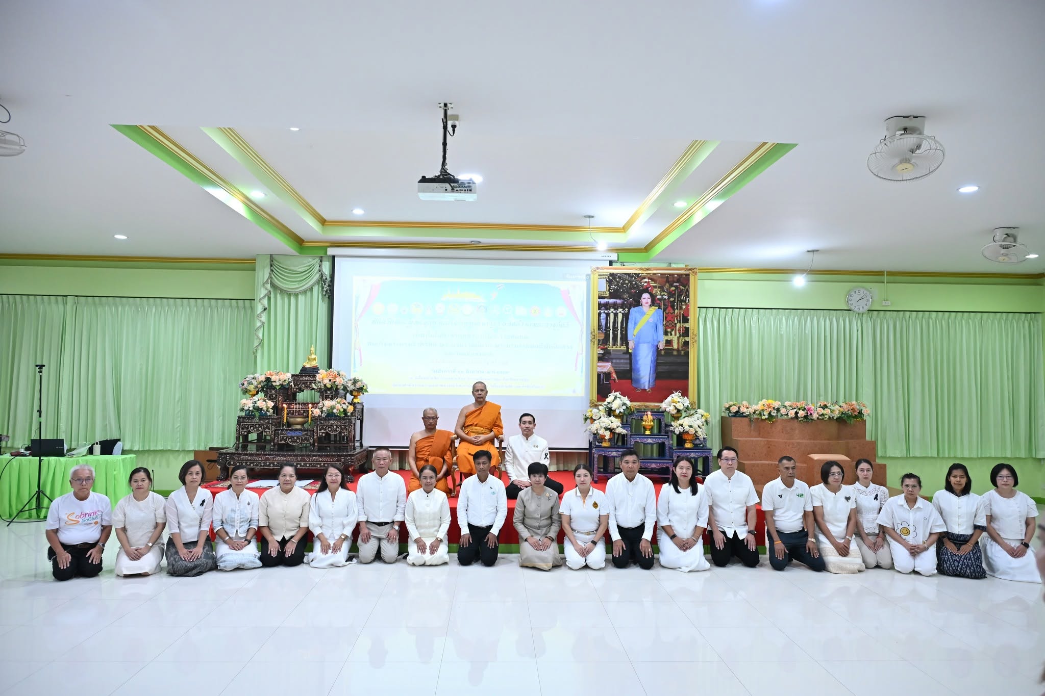 title - ส.ป.ก.นครปฐม เข้าร่วมพิธีเจริญพระพุทธมนต์ เจริญจิตตภาวนา เพื่อถวายเป็นพระราชกุศล เนื่องในวันคล้ายวันพระราชสมภพ สมเด็จพระนางเจ้าสิริกิติ์ พระบรมราชินีนาถ พระบรมราชชนนีพันปีหลวง “รวมพลังสร้างสัปปายะสู่วัดด้วยวิถี 5 ส” ตามโครงการวัด ประชา รัฐ สร้างสุข